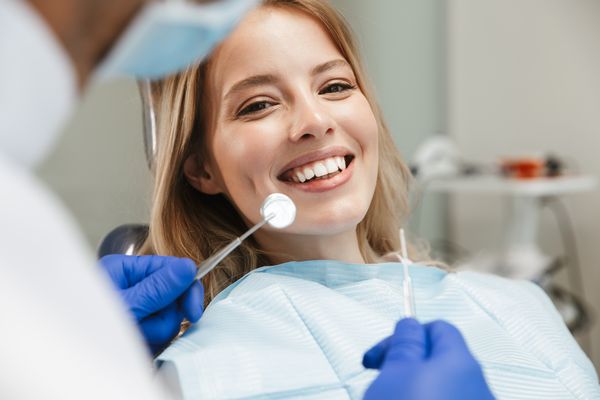 Patientin in der Praxis für mikroskopische Endodontie
