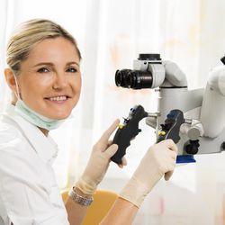 Dr. Anna Lechner bei der mikroskopischen Behandlung eines Wurzelkanals