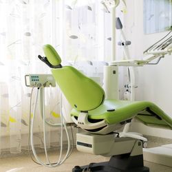 Blick in ein leeres Behandlungszimmer der Zahnarztpraxis