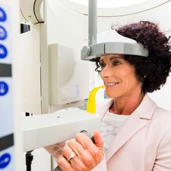 Eine Patientin beim digitalen Röntgen mit DVT