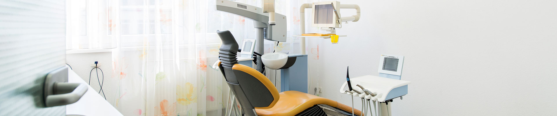 Blick in ein leeres Behandlungszimmer der Zahnarztpraxis in Darmstadt